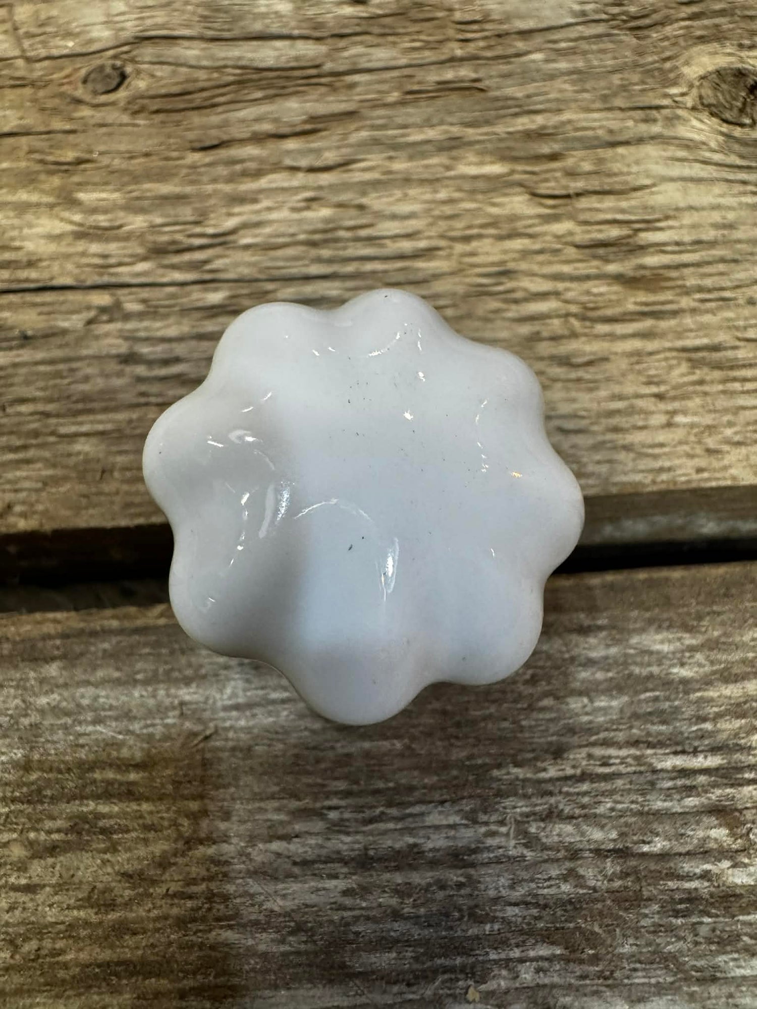 KNOB PORCELAIN WHITE FLUTED