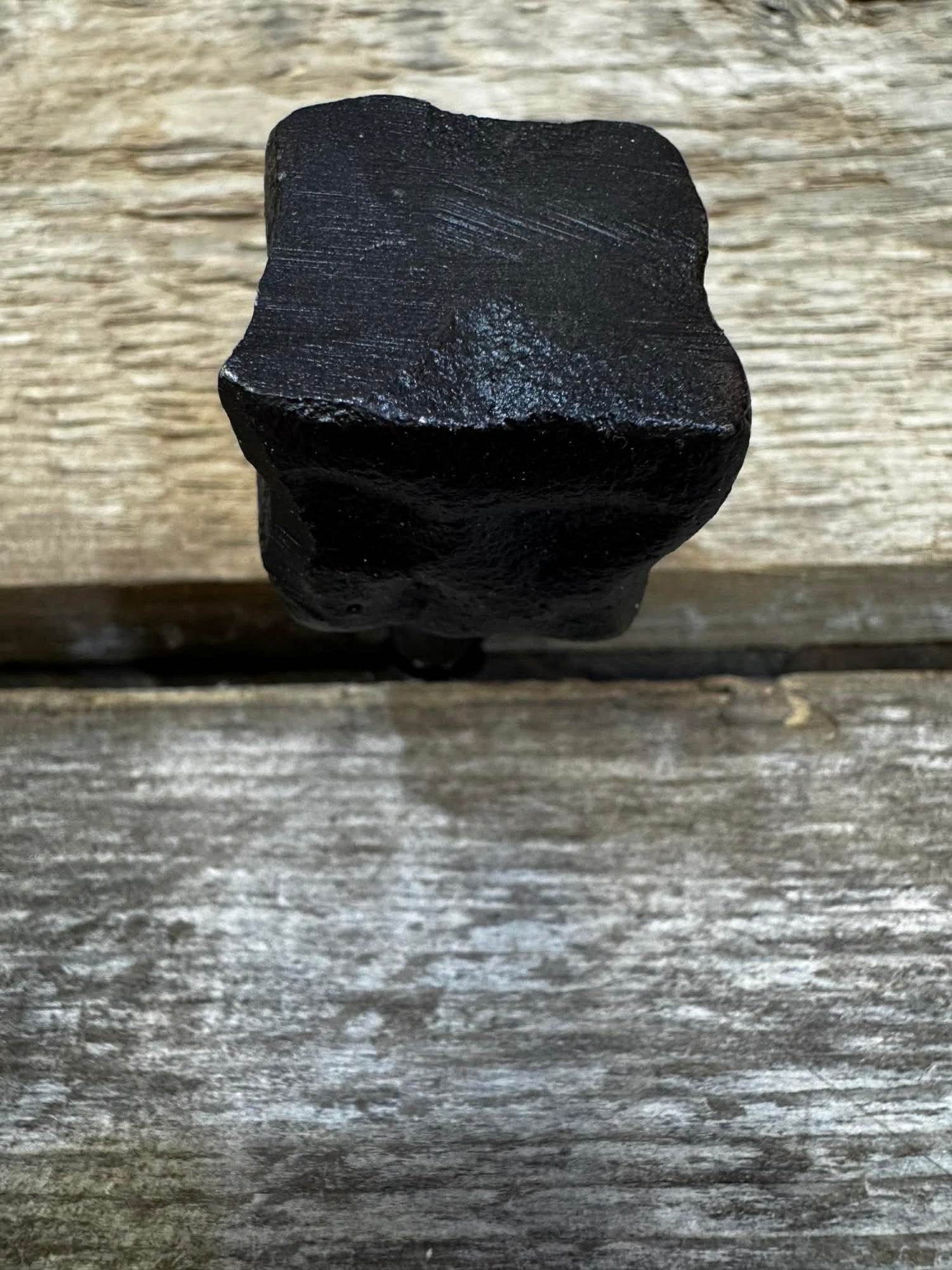 KNOB IRON SQUARE HAMMERED BLACK
