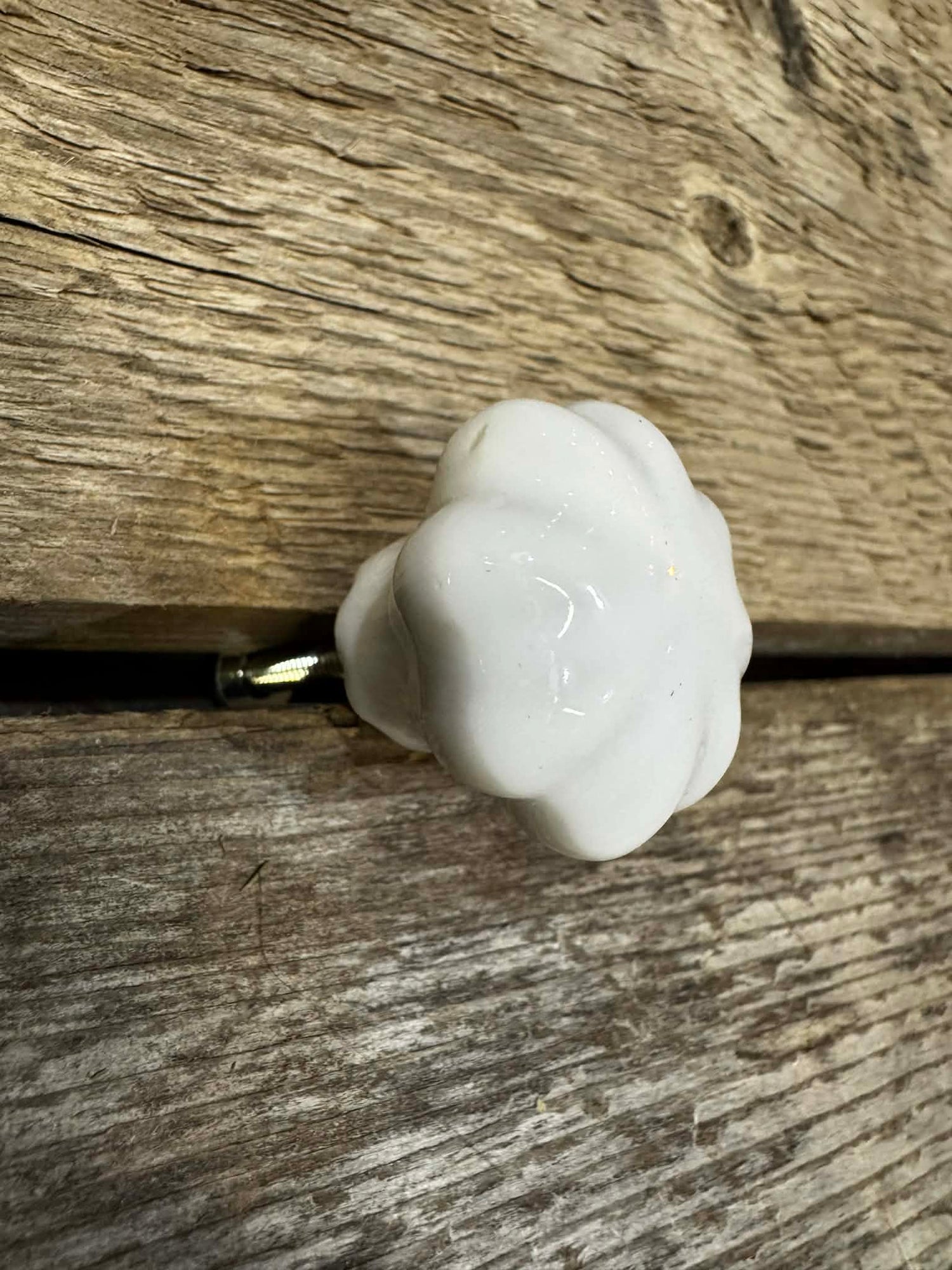 KNOB PORCELAIN WHITE FLUTED