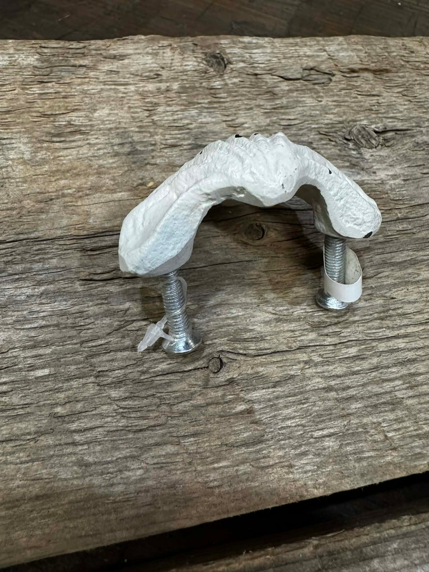 KNOB IRON ANTIQUE WHITE SHELL