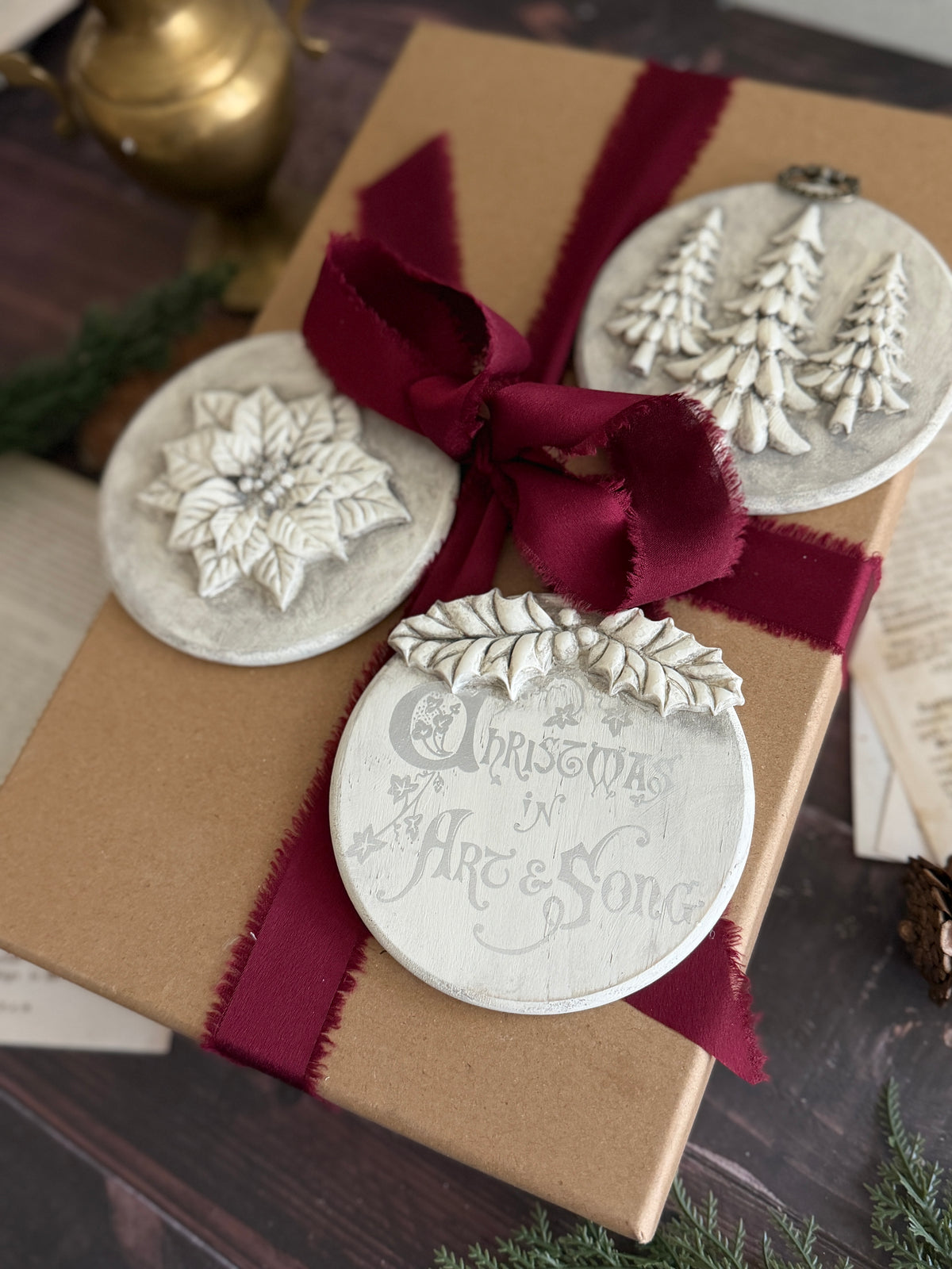 Boughs of Holly Encore IOD Decor Mould (6" x 10")