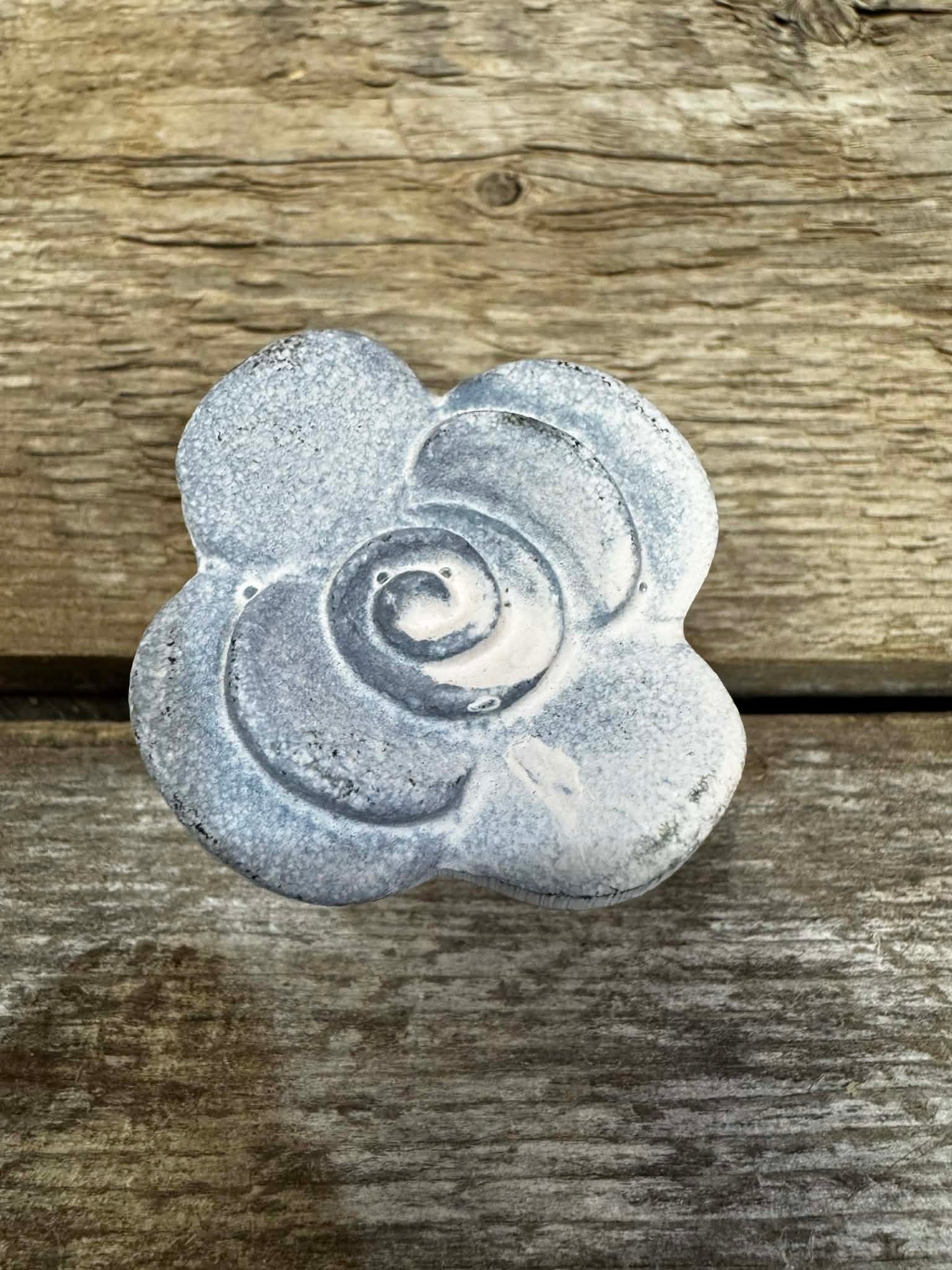KNOB IRON DISTRESSED WHITE FLOWER